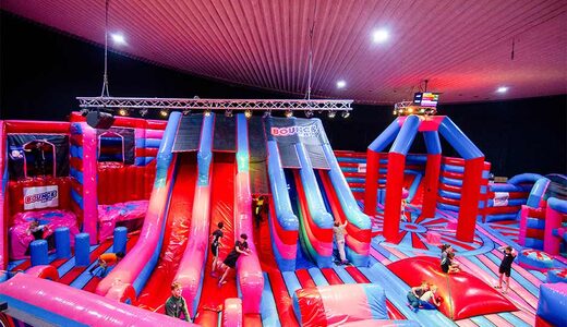 Parque de trampolins insufláveis Bounce Valley Eindhoven em rosa e azul online na JB-Infláveis