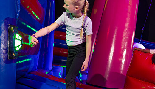 Een interactieve upgrade door JB Tag Solutions in een opblaasbare speelparken zoals Bounce Valley