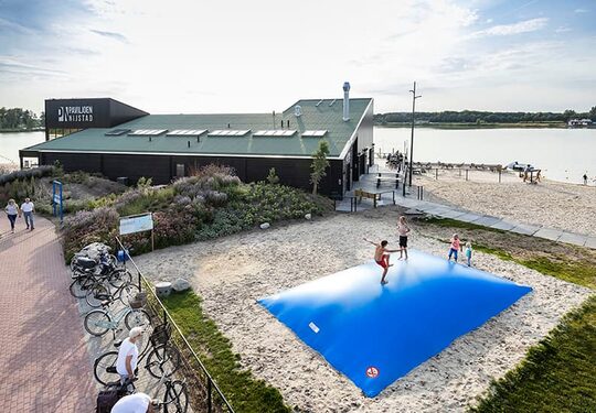 Airmountain azul inflável feito sob encomenda na JB Insuflaveis Portugal; especialista em itens publicitários infláveis, como montanhas aéreas personalizadas