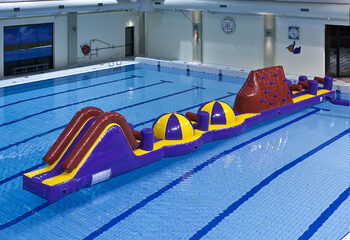 Espetacular pista de obstáculos XL de aventura inflável de 17 metros de comprimento com vários objetos emocionantes para crianças. Encomende atrações aquáticas infláveis ​​agora online na JB Insuflaveis Portugal