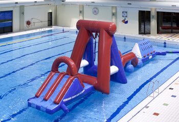 Encomende o percurso de obstáculos de piscina de corrida de obstáculos de água inflável duplo com duas paredes de escalada, um objeto de equilíbrio, uma torre de balanço e um escorregador para crianças. Compre cursos de obstáculos infláveis ​​online agora na JB Insuflaveis Portugal