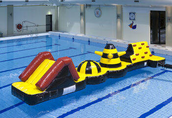 Piscina inflável de corrida de aventura com objetos desafiadores de obstáculos para jovens e idosos. Encomende jogos de sinuca infláveis ​​agora online na JB Insuflaveis Portugal