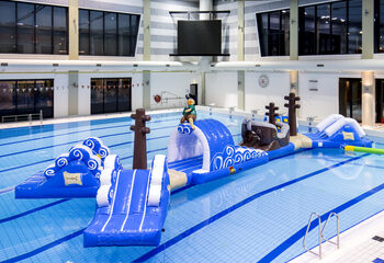 Encomende uma pista de obstáculos de piscina inflável dupla de 16 metros de comprimento de pirata em um design exclusivo com objetos 3D engraçados e nada menos que 2 escorregadores para crianças. Compre cursos de obstáculos infláveis ​​online agora na JB Insuflaveis Portugal