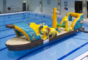 Compre navio inflável hermético no tema da selva para jovens e idosos. Encomende atrações aquáticas infláveis ​​agora online na JB Insuflaveis Portugal