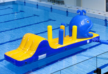 Whale run pista de obstáculos infláveis ​​com divertidos obstáculos 3D para jovens e idosos. Encomende cursos de obstáculos infláveis ​​online agora na JB Insuflaveis Portugal