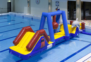 Compre a pista de obstáculos de água inflável Marine run com golfinhos 3D e estampas legais para jovens e idosos. Encomende cursos de obstáculos infláveis ​​online agora na JB Insuflaveis Portugal