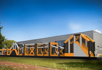 Mega castelo inflável com obstáculos