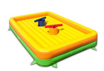 Gladiador joga um contra o outro no castelo inflável