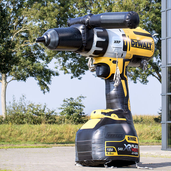 Compre uma perfuratriz inflável De Walt com 4 metros de altura, promocionais. Encomende agora infláveis ​​3D online na JB Insuflaveis Portugal