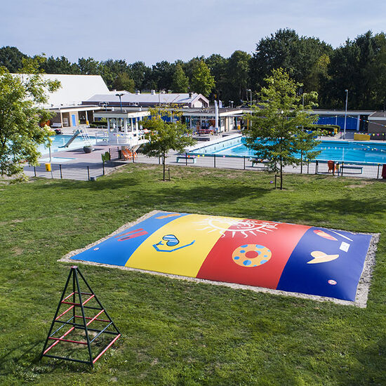 Encomende um insuflável de montanha com tema de verão personalizado para crianças na JB Insuflaveis Portugal. Ordene um design gratuito para montanhas aéreas infláveis ​​em sua própria identidade corporativa agora