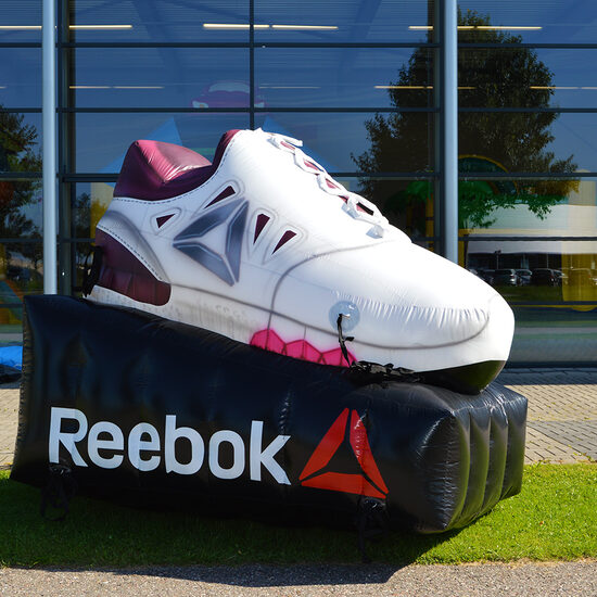 Encomende uma ampliação de produto grande inflável da Reebok Shoes. Obtenha suas ampliações de produtos infláveis ​​online agora em JB Insuflaveis Portugal