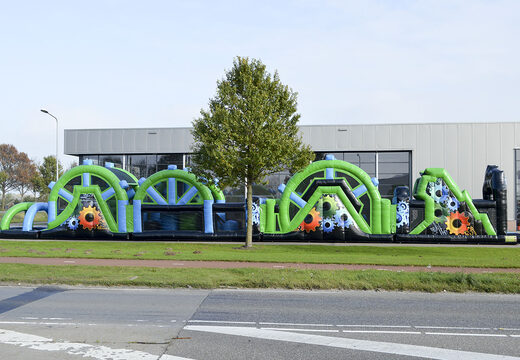 Compre uma pista de mega obstáculo de 30 metros nas cores preto e verde para jovens e idosos. Ordene pistas de obstáculos infláveis ​​agora online em JB Insuflaveis Portugal