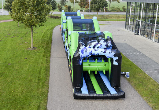 Obtenha sua pista de obstáculo de 30 metros em preto e verde online agora. Ordene pistas de obstáculos infláveis ​​na JB Insuflaveis Portugal