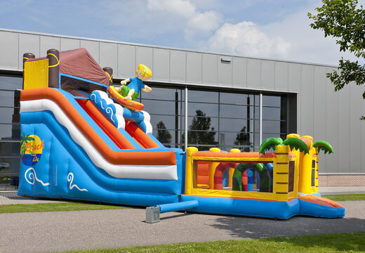 Tobogán inflable multifuncional en un tema de playa con una piscina de chapoteo, impresionante objeto 3D, colores frescos y los obstáculos 3D para niños. Compre toboganes inflables ahora en línea en JB Insuflaveis Portugal