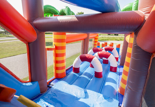 Compre uma pista de obstáculo inflável com tema de tubarão com 7 elementos de jogo e objetos coloridos para crianças. Ordene pistas de obstáculos infláveis ​​agora online em JB Insuflaveis Portugal