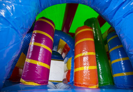 Castelo insuflável multijogador de unicórnio com um slide, pilares na superfície de salto e objetos 3D impressionantes para crianças. Encomende castelos insufláveis ​​online na JB Insufláveis ​​Portugal