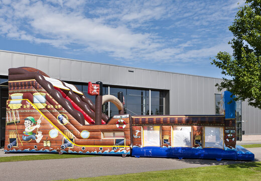 Mega escorregador inflável no tema do mundo Piratas com obstáculos 3D para crianças. Compre escorregadores infláveis ​​agora online em JB Insuflaveis Portugal