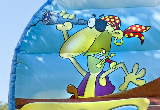 Mega escorregador inflável no tema Mundo dos piratas com obstáculos 3D para crianças. Compre escorregadores infláveis ​​agora online em JB Insuflaveis Portugal