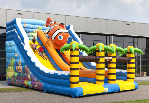 Compre um escorregador inflável com o tema do mundo marinho com divertidas figuras 3D e estampas coloridas para crianças. Ordene escorregadores infláveis ​​agora online em JB Insuflaveis Portugal