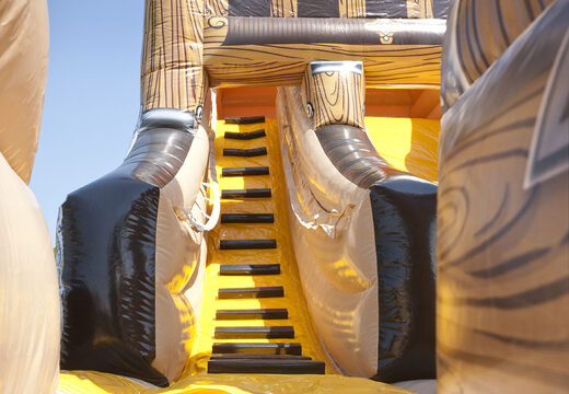 vCompre o escorregador inflável perfeito no formato de um navio pirata com objetos 3D incríveis e estampas coloridas para crianças. Ordene escorregadores infláveis ​​agora online em JB Insuflaveis Portugal