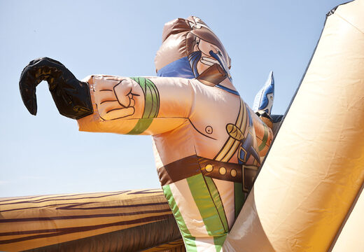 Compre um escorregador inflável espetacular no formato de um navio pirata com objetos 3D incríveis e estampas coloridas para crianças. Ordene escorregadores infláveis ​​agora online em JB Insuflaveis Portugal