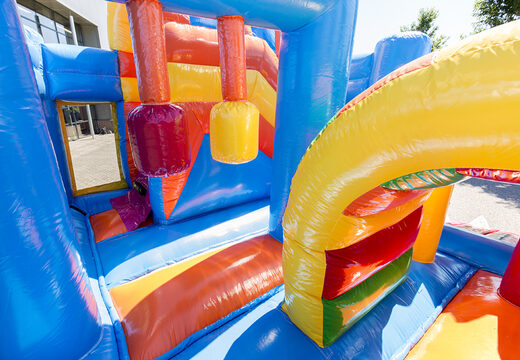 Compre um castelo insuflável multijogador de tubarão com um slide, objetos divertidos na superfície de salto e objetos 3D impressionantes para crianças. Compre castelos insufláveis ​​​​online na JB Insufláveis ​​Portugal