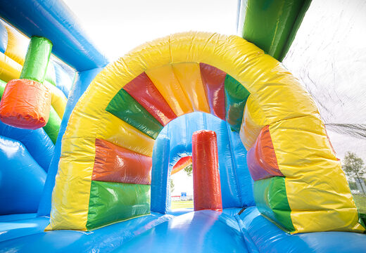 Multijogador com o tema do mar catelo insuflável com um slide, divertidos objetos na superfície de salto e atraentes objetos 3D para crianças. Encomende castelos insufláveis ​​online na JB Insufláveis ​​Portugal