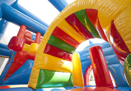 Multijogador castelo insuflável de tubarão médio com um slide, pilares na superfície de salto e impressionante objeto 3D para crianças. Encomende castelos insufláveis ​​online na JB Insufláveis ​​Portugal