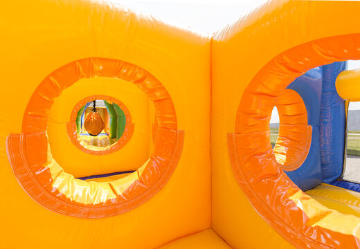 Ordene uma grande pista dupla de obstáculo de 27 metros em cores alegres para as crianças. Compre pistas de obstáculos infláveis ​​na JB Insuflaveis Portugal