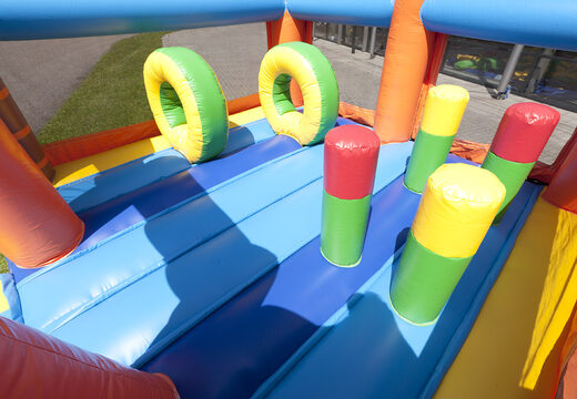 Obtenha agora seu escorregador inflável multifuncional com o tema de crocodilo com uma piscina de imersão online. Compre escorregadores infláveis ​​na JB Insuflaveis Portugal