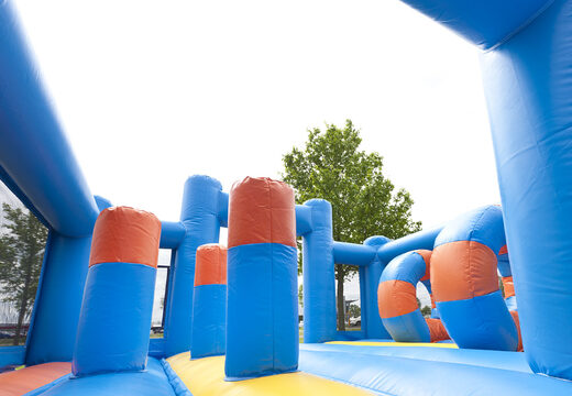 Slide multifuncional exclusivo com tema de peixe-palhaço com piscina, objeto 3D impressionante, cores frescas e obstáculos 3D para crianças. Compre escorregadores infláveis ​​agora online na JB Insuflaveis Portugal