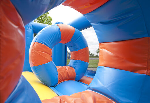 Obtenha um escorregador inflável multifuncional exclusivo com o tema do peixe-palhaço com uma piscina, um objeto 3D impressionante, cores frescas e o obstáculo 3D para as crianças. Ordene escorregadores infláveis ​​agora online em JB Insuflaveis Portugal