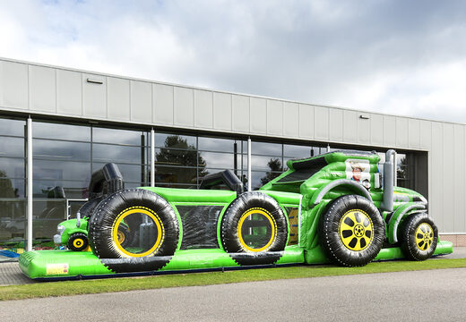 Ordene uma pista de obstáculo exclusiva com 17 metros de largura no tema trator para crianças. Compre pistas de obstáculos infláveis ​​online agora na JB Insuflaveis Portugal