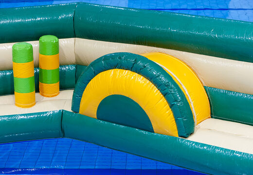 Compre uma pista de obstáculos Zig Zag duplo inflável com tema de selva para crianças. Encomende atrações aquáticas infláveis ​​agora online na JB Insuflaveis Portugal