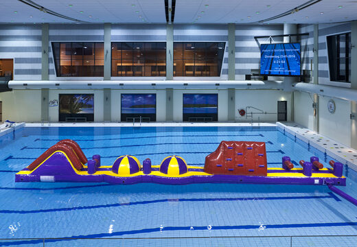 Compre um exclusivo curso de assalto XL de aventura inflável de 17 metros de comprimento com vários objetos emocionantes para jovens e idosos. Encomende jogos de sinuca infláveis ​​agora online na JB Insuflaveis Portugal