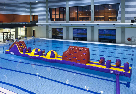 Aventura Mega Run XL pista de obstáculos de 17 metros de comprimento em um design exclusivo com vários objetos emocionantes para jovens e idosos. Compre cursos de obstáculos de piscina inflável online agora na JB Insuflaveis Portugal