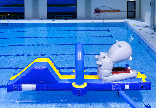 Encomende o hipopótamo da pista de obstáculos com objetos divertidos para jovens e idosos. Compre cursos de obstáculos infláveis ​​online agora na JB Insuflaveis Portugal