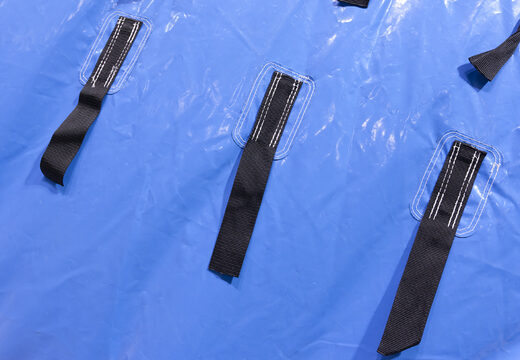 Corrida de obstáculos de água com duas paredes de escalada, um objeto de equilíbrio, uma torre de pêndulo e um escorregador para jovens e idosos. Compre cursos de obstáculos de piscina inflável online agora na JB Insuflaveis Portugal