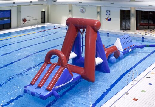 Encomende o percurso de obstáculos de piscina de corrida de obstáculos de água inflável duplo com duas paredes de escalada, um objeto de equilíbrio, uma torre de balanço e um escorregador para crianças. Compre cursos de obstáculos infláveis ​​online agora na JB Insuflaveis Portugal