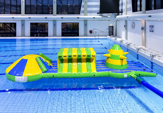 Aventura inflável única corre piscina verde/azul de 10m com objetos desafiadores e escorregador redondo para jovens e idosos. Compre atrações aquáticas infláveis ​​online agora na JB Insuflaveis Portugal