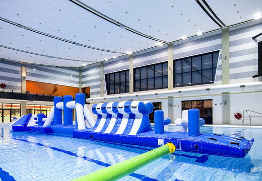 Aventura inflável com piscina azul/branca de 16m com objetos divertidos e escorregador redondo para jovens e idosos. Encomende jogos de sinuca infláveis ​​agora online na JB Insuflaveis Portugal