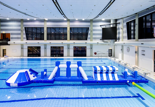 Deslize a aventura da piscina com 16m azul/branco com objetos desafiadores e escorregador redondo para jovens e idosos. Compre atrações aquáticas infláveis ​​online agora na JB Insuflaveis Portugal