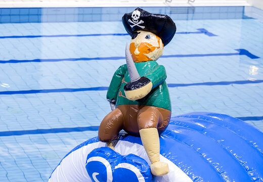 Corrida de pirata em pista de obstáculos em um design exclusivo com objetos 3D engraçados e nada menos que 2 slides para jovens e idosos. Compre cursos de obstáculos de piscina inflável online agora na JB Insuflaveis Portugal