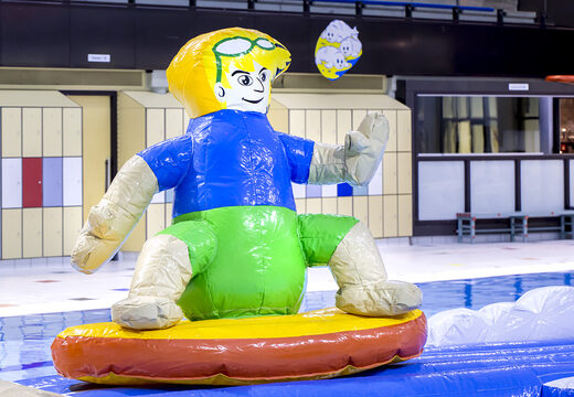 Surferrun stormbaan in een uniek design met grappige 3D-objecten en maar liefst 2 glijbanen voor zowel jong als oud bestellen. Koop opblaasbare zwembadstormbanen nu online bij JB Inflatables Nederland