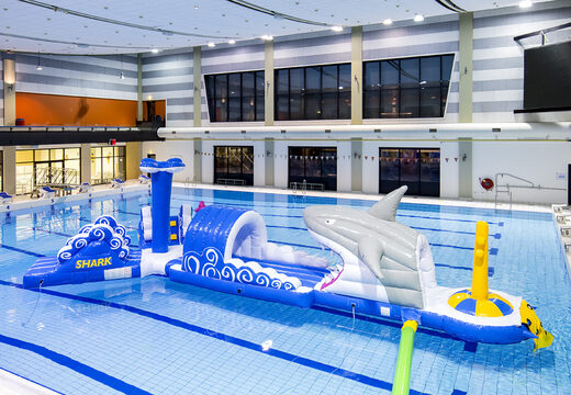 Encomende uma corrida de tubarão de 13 metros de comprimento em um design exclusivo com objetos 3D engraçados e nada menos que 2 slides para jovens e idosos. Compre cursos de obstáculos de piscina inflável online agora na JB Insuflaveis Portugal