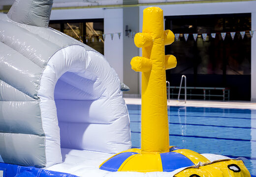 O tubarão da trilha da tempestade corre 13 metros em design exclusivo com objetos 3D engraçados e nada menos que 2 slides para jovens e idosos. Compre cursos de obstáculos de piscina inflável online agora na JB Insuflaveis Portugal