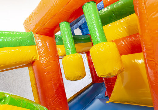 Castelo insuflável de festa multijogador com um slide, objetos divertidos na superfície de salto e objetos 3D atraentes para as crianças. Encomende castelos insufláveis ​​online na JB Insufláveis ​​Portugal