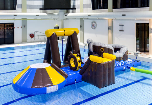 Ilha de jogo pirata inflável hermética exclusiva com uma videira, torre de escalada, escorregador redondo e obstáculos para jovens e idosos. Compre jogos de sinuca infláveis ​​agora online na JB Insuflaveis Portugal