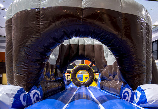 Ilha de jogo com tema de pirata legal com uma videira, torre de escalada, escorregador redondo e obstáculos para jovens e idosos. Encomende jogos de sinuca infláveis ​​agora online na JB Insuflaveis Portugal