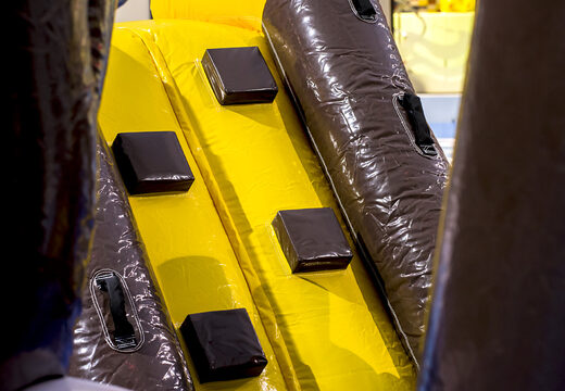 Ilha de jogo inflável hermética exclusiva no tema pirata com uma videira, torre de escalada, escorregador redondo e obstáculos para jovens e idosos. Compre jogos de sinuca infláveis ​​agora online na JB Insuflaveis Portugal